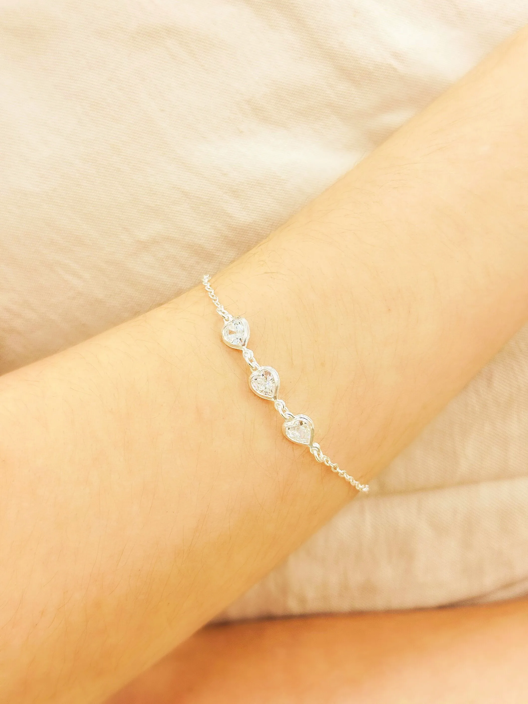 PULSEIRA PRATA 3 CORAÇÕES PEDRAS CRISTAIS