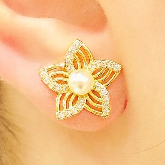 BRINCO FLOR CRAVEJADA COM PÉROLA