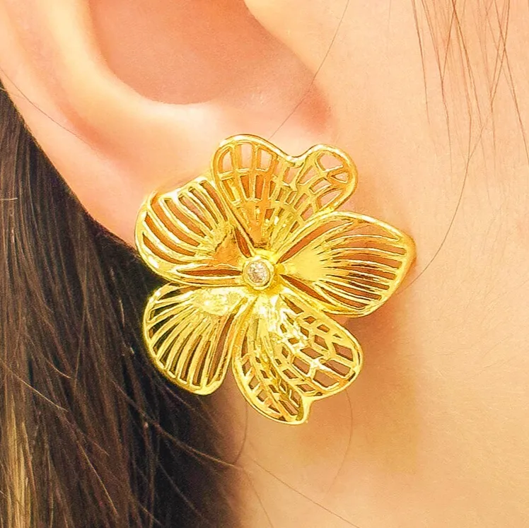 BRINCO FLOR VAZADA COM PEDRA