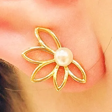 BRINCO FLOR VAZADA COM PÉROLA