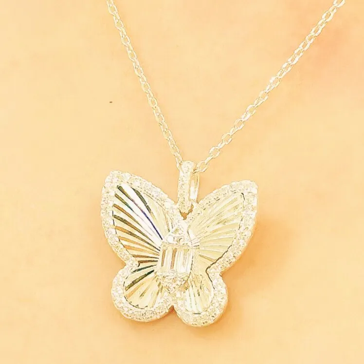 GARGANTILHA PRATA BORBOLETA DIAMANTADA COM PEDRAS