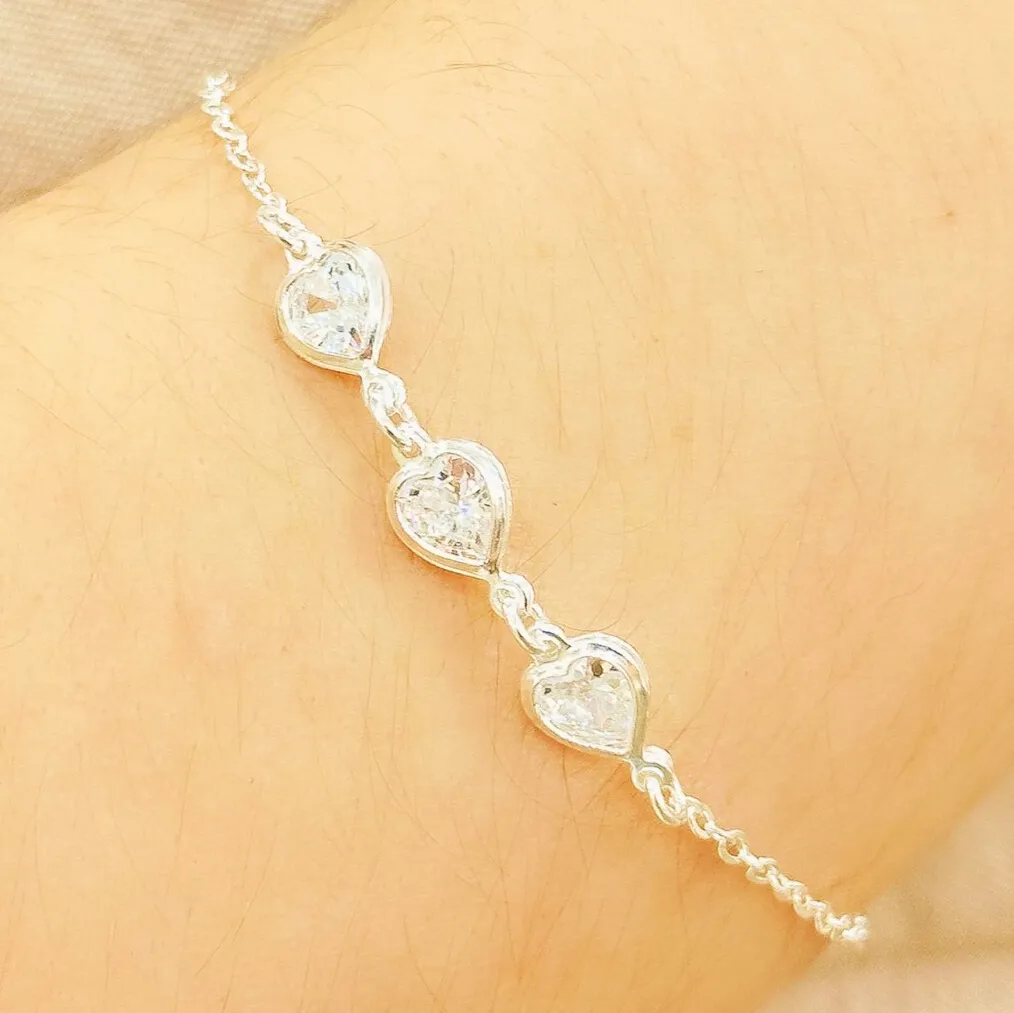 PULSEIRA PRATA 3 CORAÇÕES PEDRAS CRISTAIS