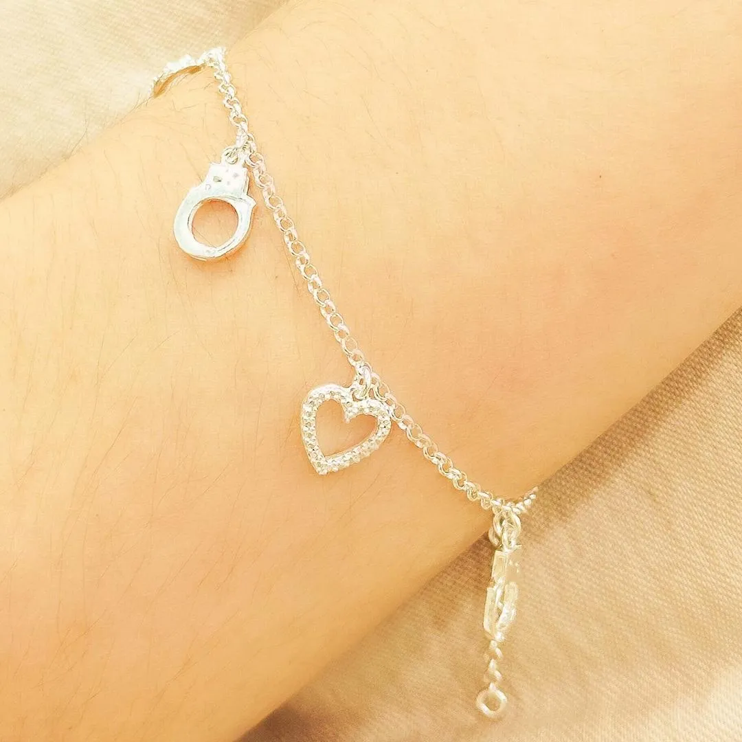 PULSEIRA PRATA ALGEMA E ORAÇÃO PENDURADOS