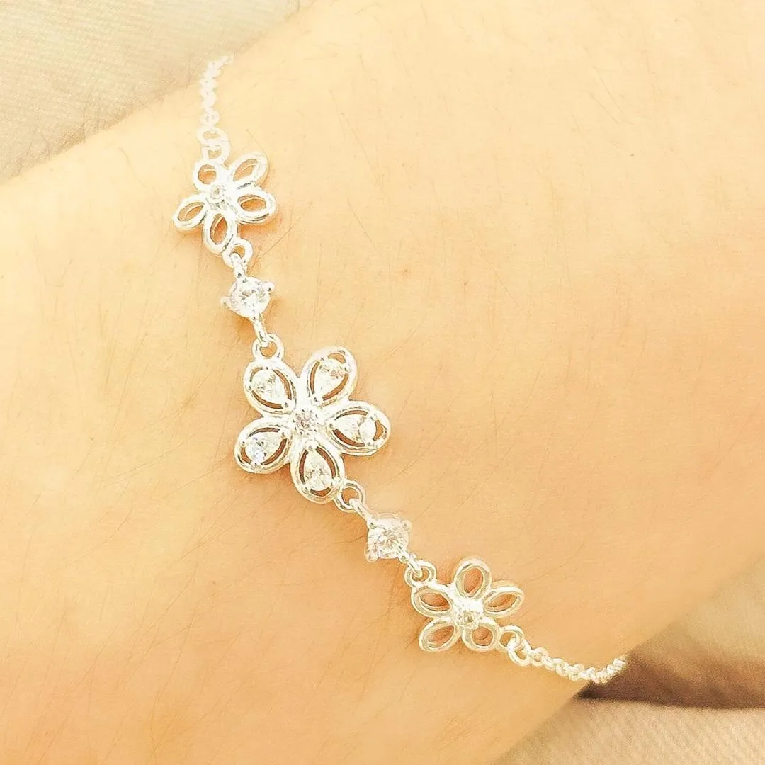 PULSEIRA PRATA FLOR COM PEDRAS