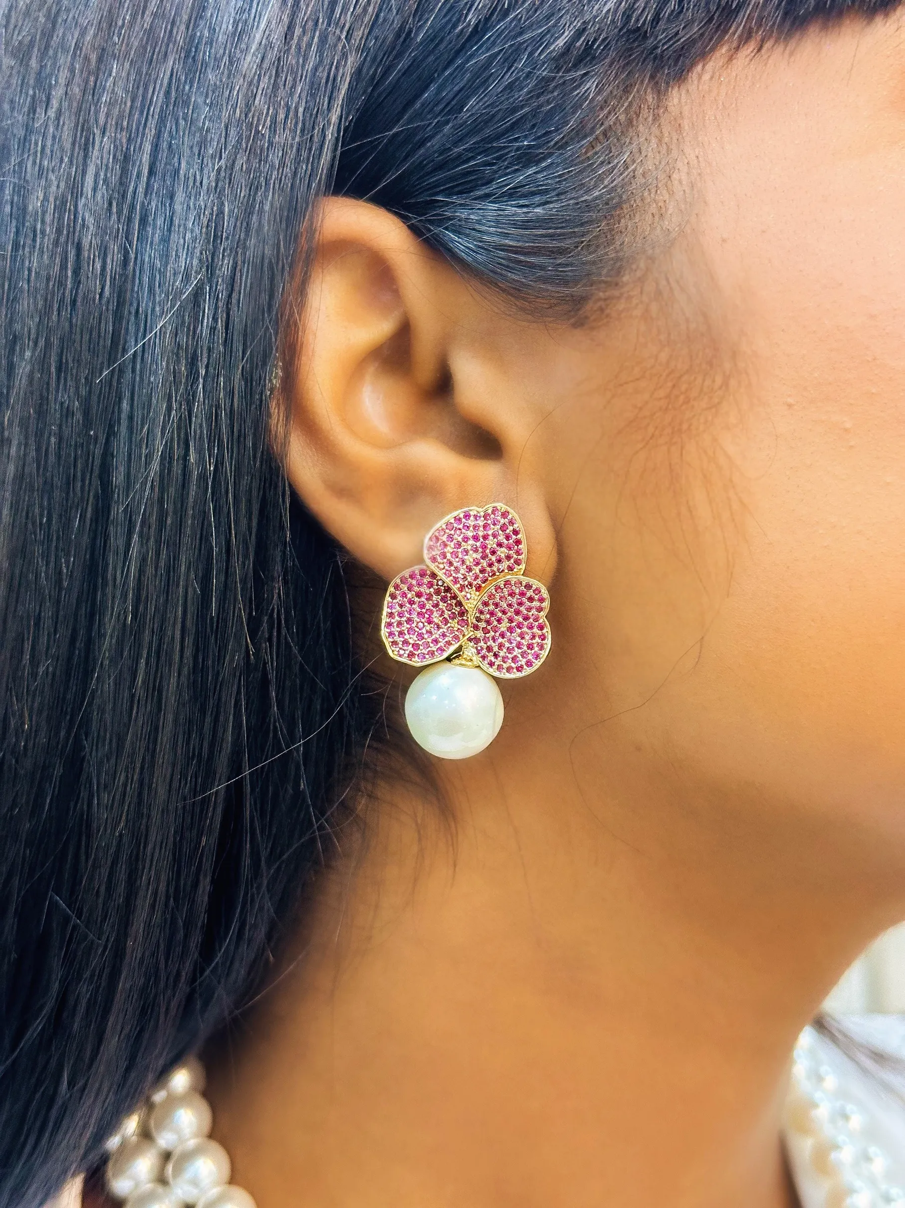 BRINCO LUXO FLOR CRAVEJADA ROSA COM PEROLA