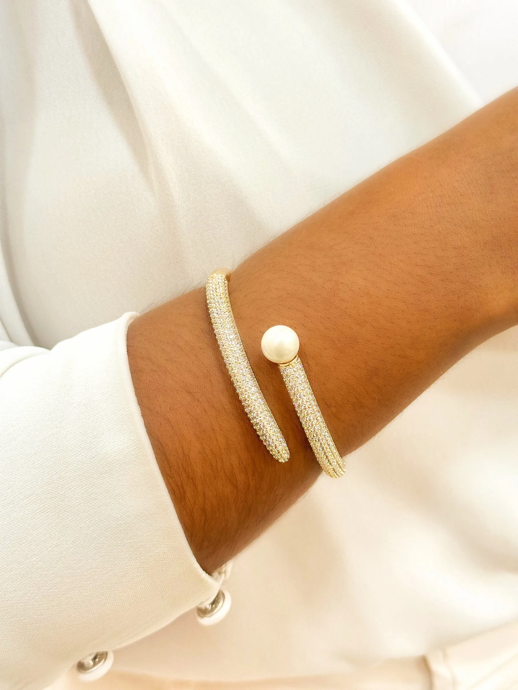 BRACELETE LUXO CRAVEJADO COM PEROLA