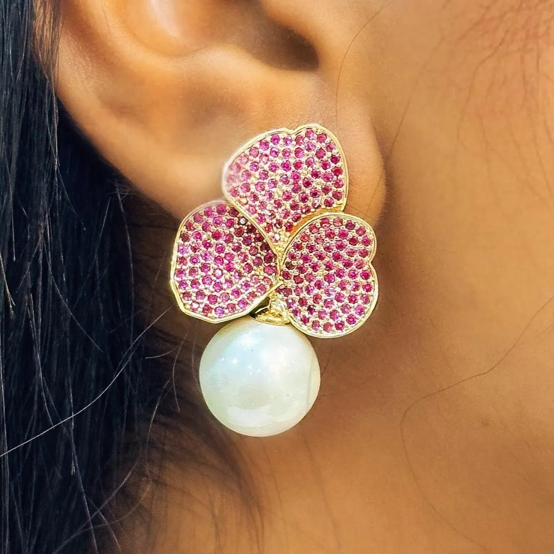 BRINCO LUXO FLOR CRAVEJADA ROSA COM PEROLA