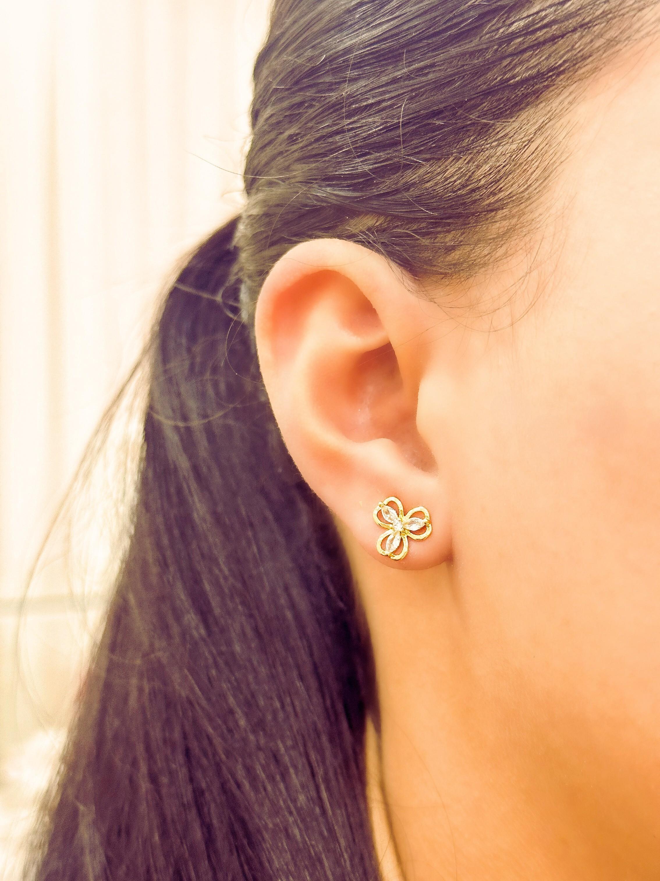 BRINCO FLOR PEDRA NAVETE