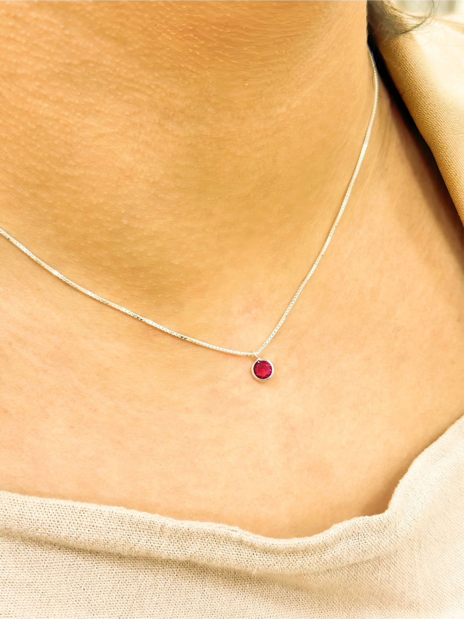 GARGANTILHA PRATA PONTO DE LUZ VERMELHO